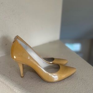 NWNT Michael Michael Kors Women’s patent Leather Pointed‎ Toe Pumps Nude Size 7M
